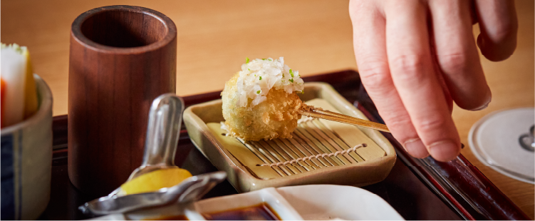 更に置かれる串揚げ